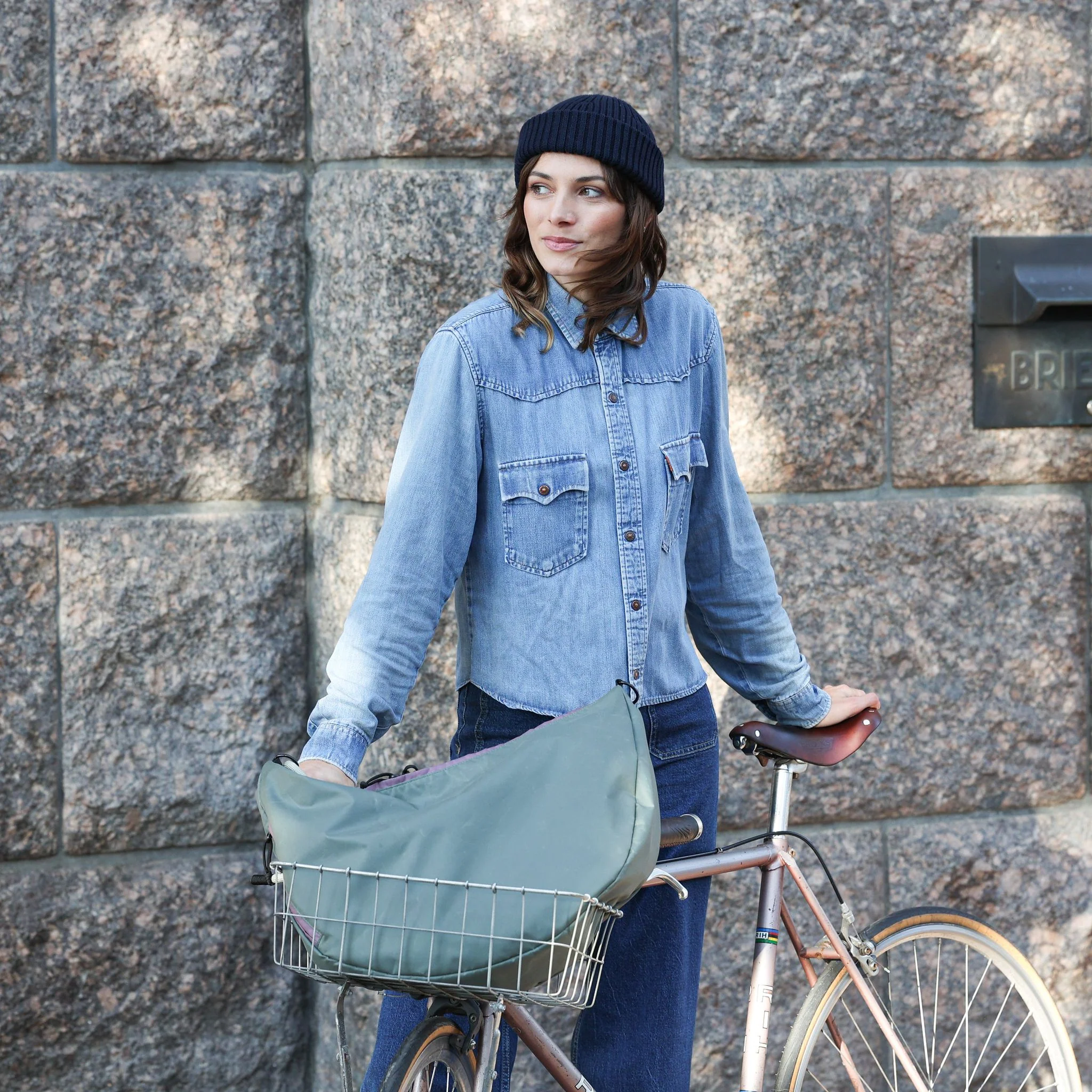 Lea Sling Bag - Image 4